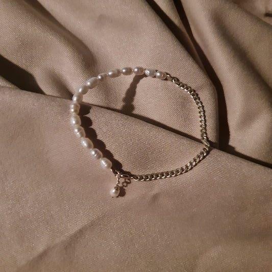 925 Sterling Silver Classy Bracelet with farmed Pearls